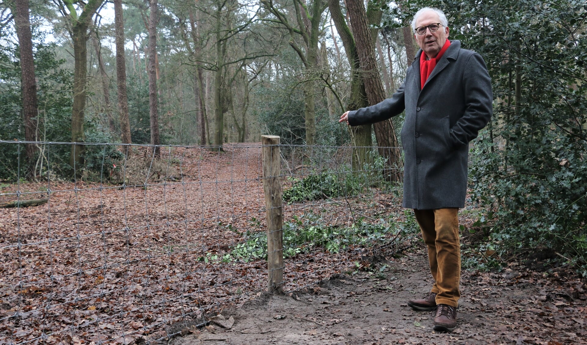 Rob van Heukelom op het Zevenheuvelenpad waar nu een raster is geplaatst.