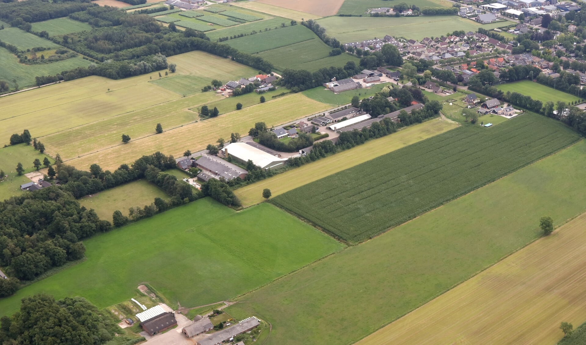 In plaats van het realiseren van een compleet nieuw dorp, is een optie om bestaande dorpen meer uitbreidingsruimte te geven. Daarmee bestaat de kans dat bijvoorbeeld Terschuur en Zwartebroek meer naar elkaar toegroeien.