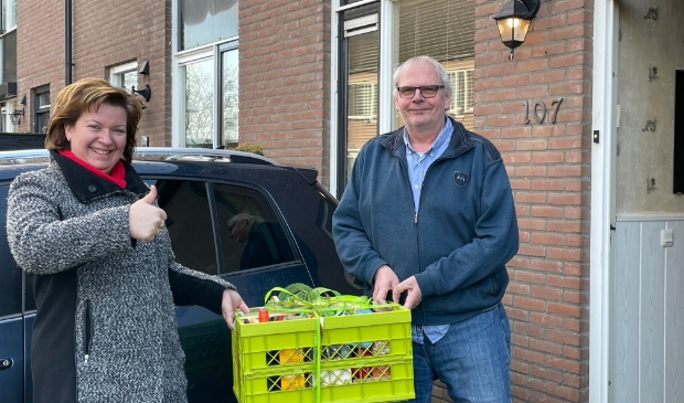 De eerste inwoner van Harskamp heeft een boodschappenpakket van €100 in ontvangst genomen.