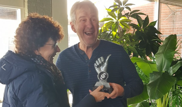 <p>Hennie van den Broek kreeg de prijs van zijn vrouw Sylvia.</p>