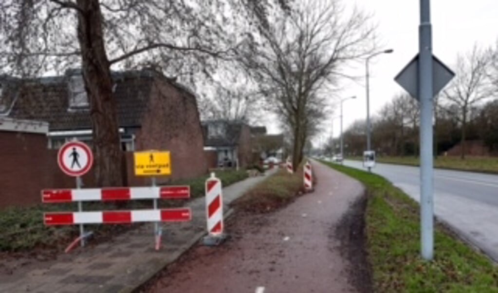 Jan Modderman nam deze foto op de Zuiderdreef in Nieuw- Vennep en vraagt zich af: 'Moet je dan om het bord heen lopen?'