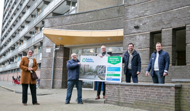 <p>Liesbeth Marchesini, Marcel Weijts en Hans Arenoe van Tablis Wonen en Niels Akkermans en Ad Aarssen van Constructif voor de Valkhof. Eén van de flats waar de werkzaamheden gaan plaatsvinden.</p>