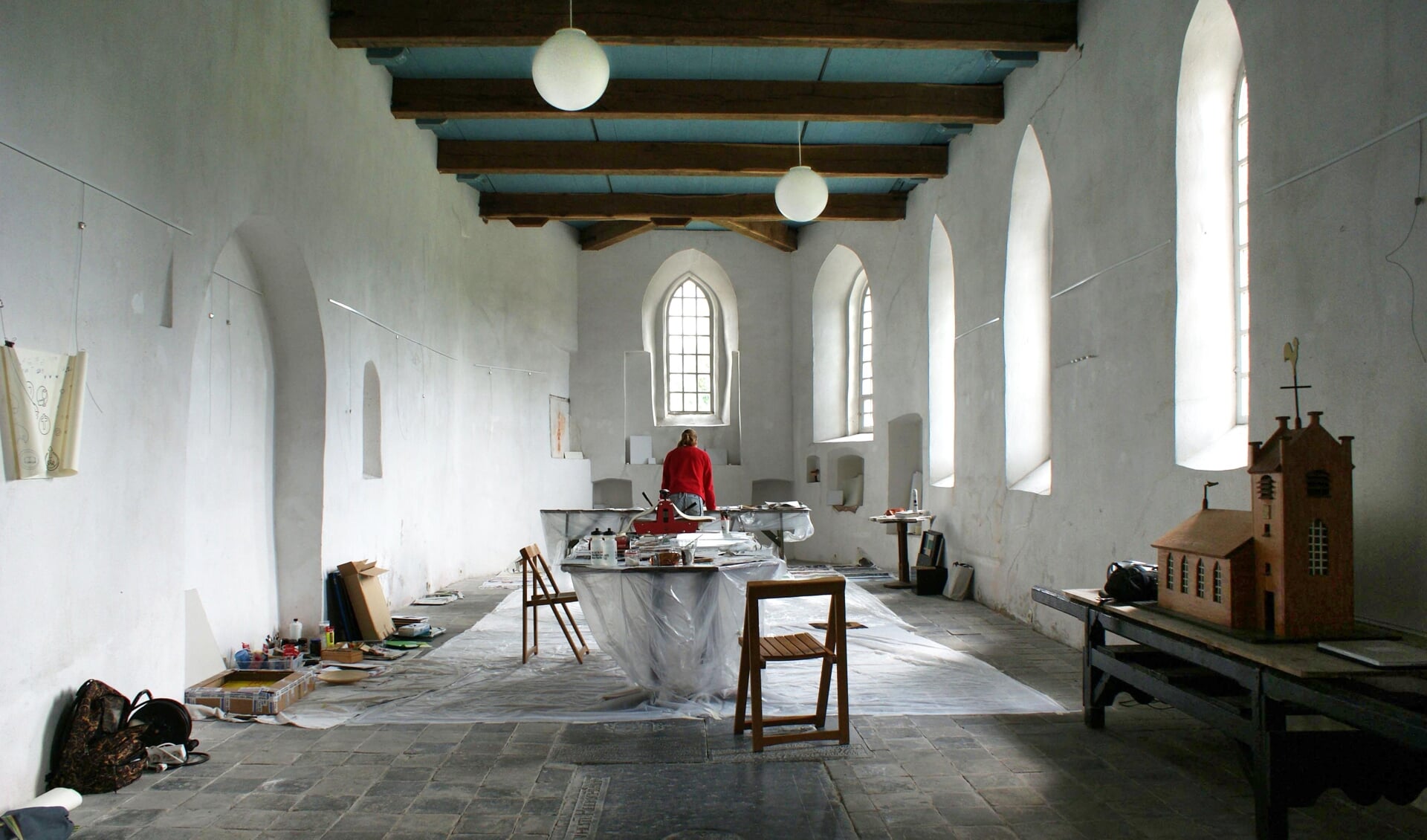 Davitha aan het werk in een atelierkerk in Friesland.