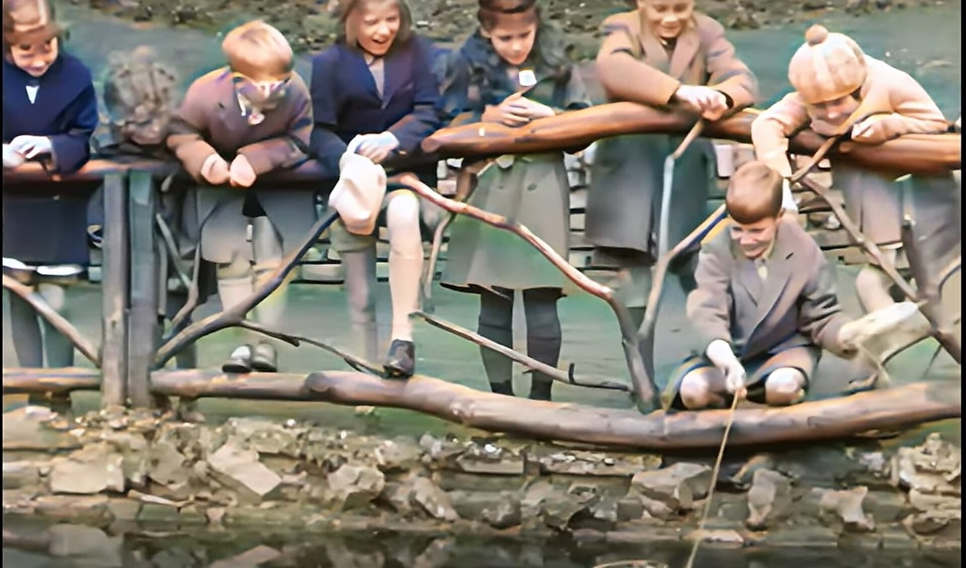 Kinderen spelen op het bruggetje bij de Wilhelminavijer.