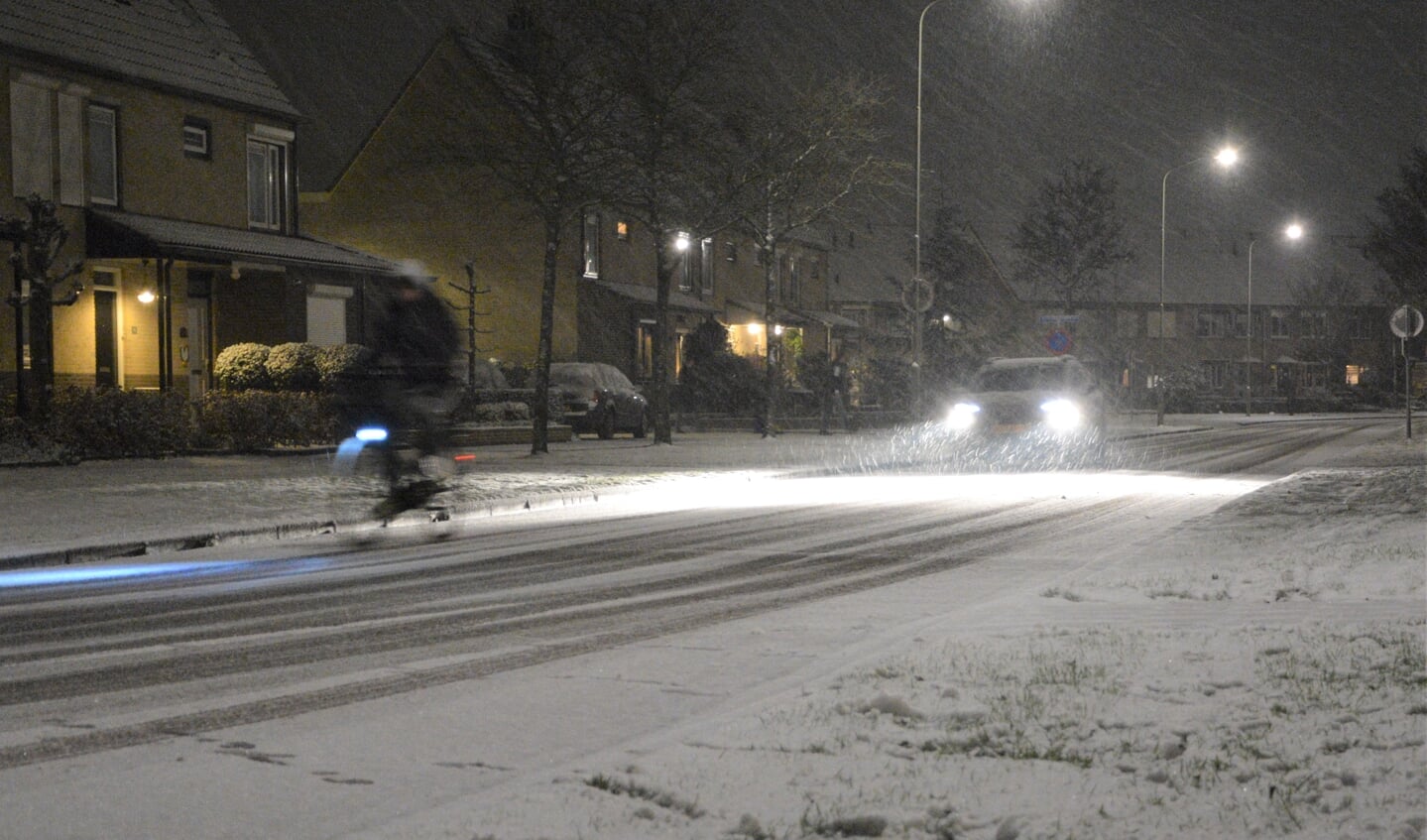 een dun laagje sneeuw langs de Wethouder Rebellaan in Barneveld