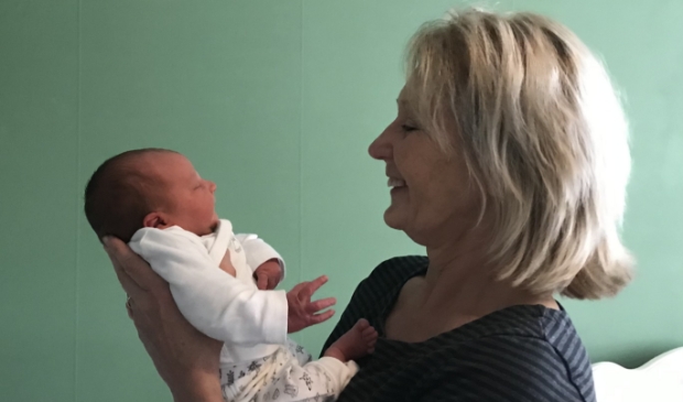 Femmy Kuiper met pasgeboren baby uit Ede