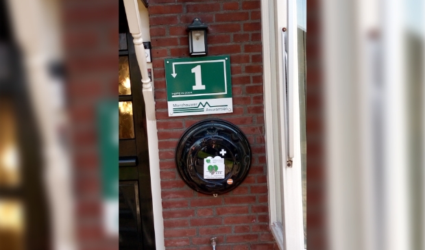 De AED naast de voordeur