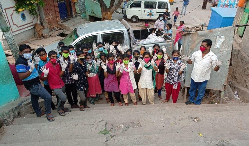 De kinderen hielpen mee om de kerstpakketten, die zijhadden ingepakt, aan de mensen in de sloppenwijk te geven.