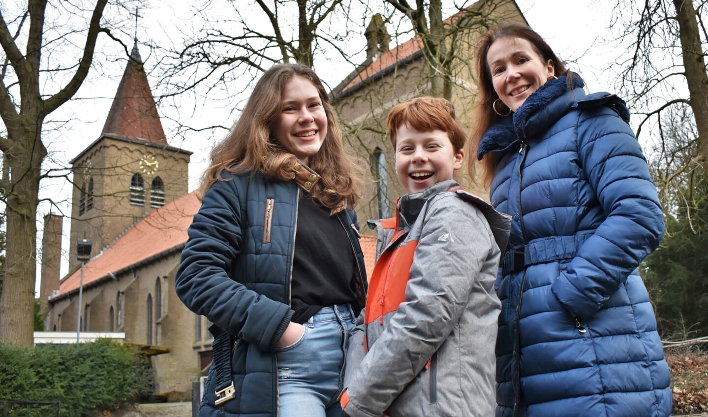 De kleinkinderen Elise-May (14) en David (11) en dochter Wendy bij de Heilige Familiekerk in Soest-Zuid, waar hun (groot)moeder Francine uit Australië opgroeide.