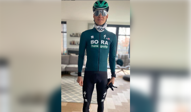 <p>Wilco Kelderman in het tenue van zijn nieuwe ploeg.</p>