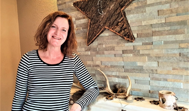 Sandra Smit blij dat ze weer in haar sfeervolle huiskamer mocht na haar dagenlange slaapkamerquarantaine