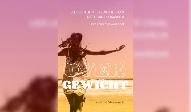 voorkant boek, blije vrouw op strand