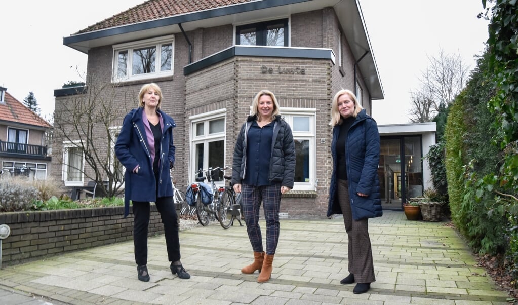 Annemarie Hidding (links), Toska Pieters-Meijer en Marion Henken gaan onverminderd dpprr met hun werkzaamheden voor De Luwte, de eerste twee voor het hospice aan de Julianalaan, de ander voor De Luwte Thuis.