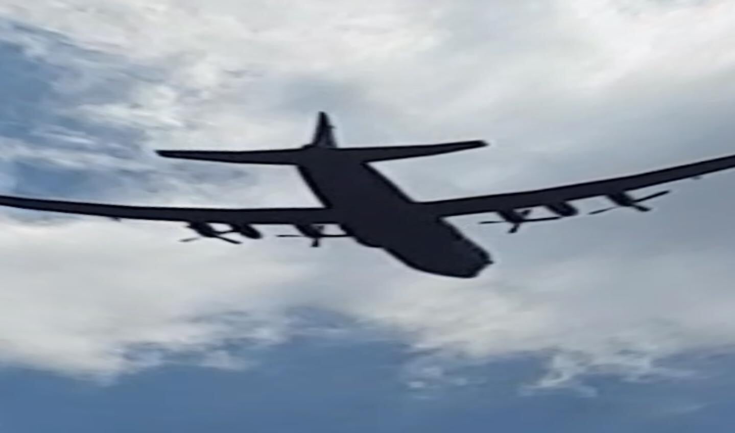 Overvliegend Hercules C130-transportvliegtuig, zomer 2020.