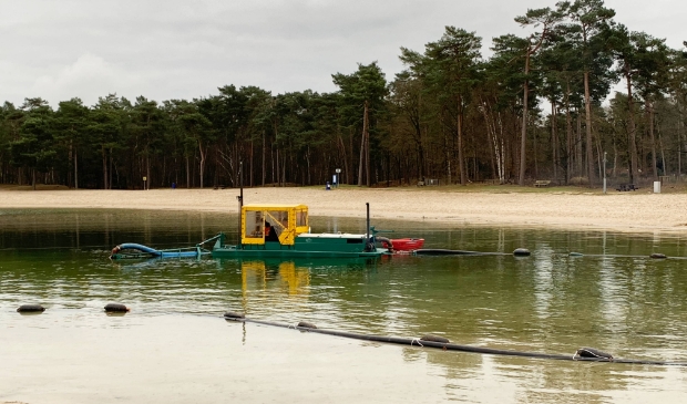 <p>Het verwijderen van het sliblaagje en de waterplanten van de bodem van het Henschotermeer gebeurt vanuit een bootje met behulp van een pijpleiding </p>
