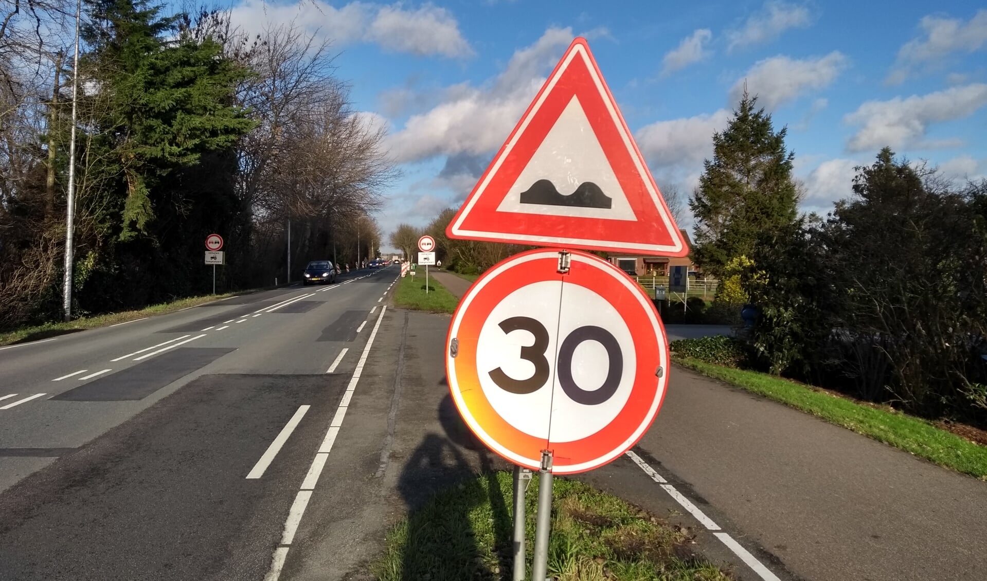 Ter hoogte van de wegverzakking geldt een maximumsnelheid van 30 kilometer per uur.