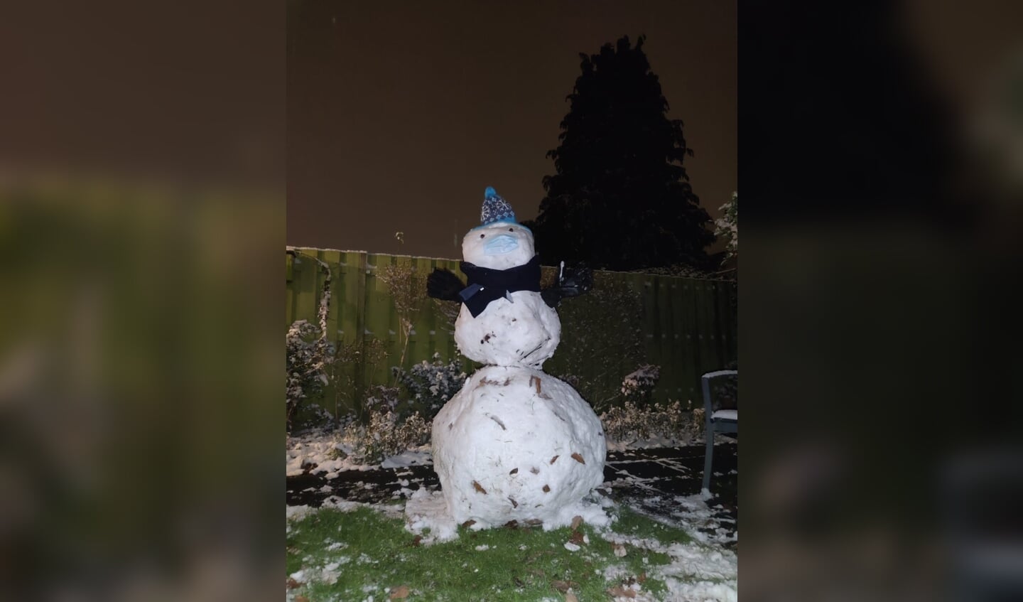 De eerste sneeuwpop sinds tijden in de achtertuin!