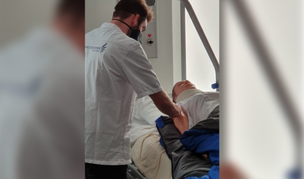 De prikles, waarbij de studenten oefenen op een pop, wordt nu naar voren gehaald zodat ze binnenkort daadwerkelijk kunnen vaccineren