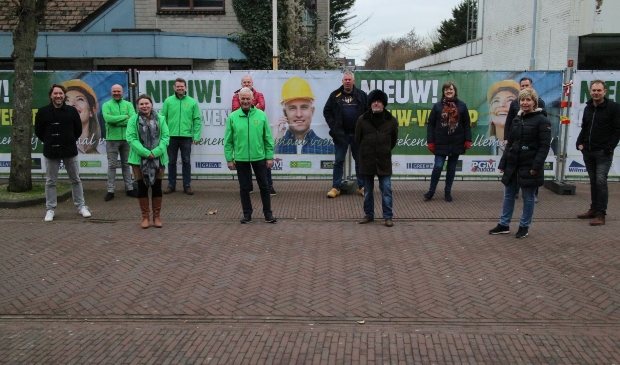 <p>Op de foto van links af: Gert Jan de Jong, vier leden van de Dorpsraad met Voorzitter Martijn Schouten, Remco Outshoorn (in het rood), </p><p>Ben Haspels, Reinier van Elderden, Paul Bakker, Mieke Booij, Nicole de Leeuw, Ben Perdaan, Raimond van den Broek</p>