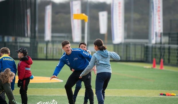 Kinderen in actie tijdens de activiteit