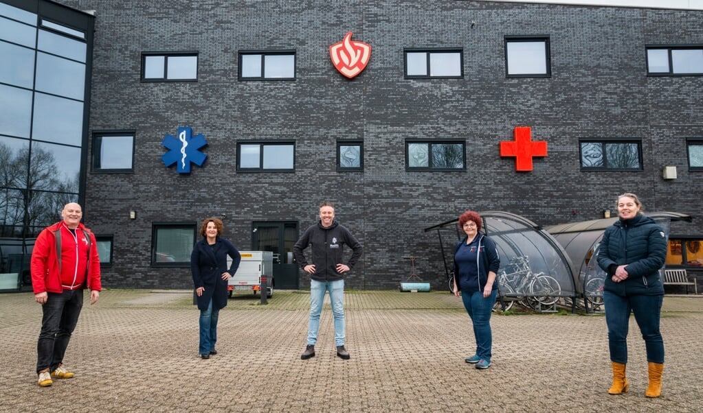 Van links naar rechts: Jan Evers (centrum Evers), Petra vd Brink (Norschoten), Arjan de Bruijn (Medifit), Arisina Drost (Fysio Barneveld) en Dianne Jaspers (directeur huisartsen Eemland).