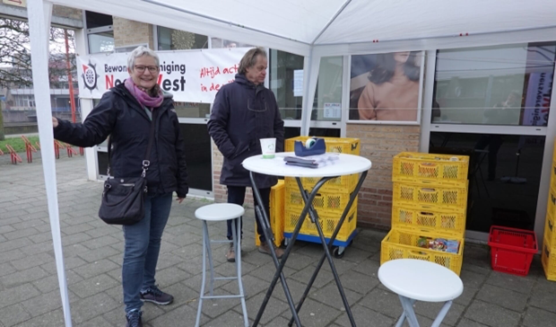 Op de dagen rond Oud en Nieuw stonden vrijwilligers met kratten en flyers bij de Spar  om aandacht te vragen voor de actie en spullen in ontvangst te nemen voor de Voedselbank Neder Veluwe.