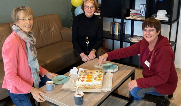 <p>Hospice De Cirkel voor de Zwijndrechtse Waard in Hendrik-Ido-Ambacht bestaat tien jaar en dat wordt gevierd met taart. V.l.n.r. vrijwilligers Carla van der Linden, Rianne Vat en Tine Meijer.</p>