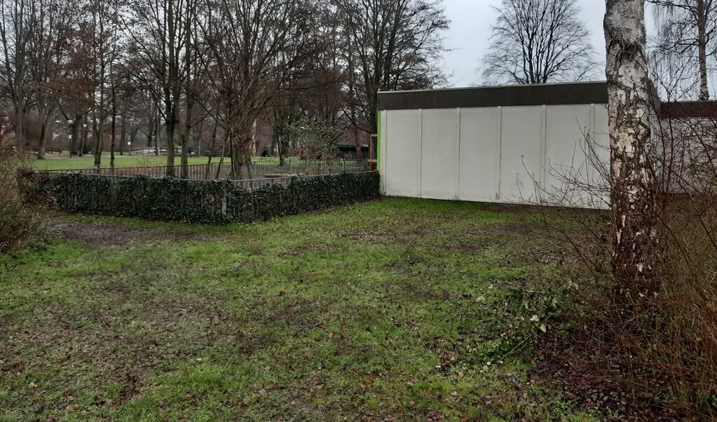 Het plantsoentje aan de Agnietenhove waar de gemeente de bouw van tiny houses wil toestaan. Rechts de noodlokalen van BSO 'De Leus'. 