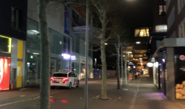 Politie patrouille in winkelcentrum de Vier Meren