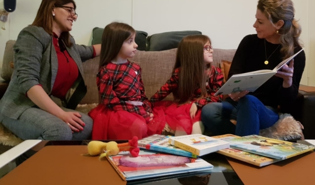 <p>Hun voorleestraject is bijna afgerond en dan krijgen Hana en Zara hun welverdiende diploma. Links: moeder Inelda en rechts: voorlezer Ilse.</p>