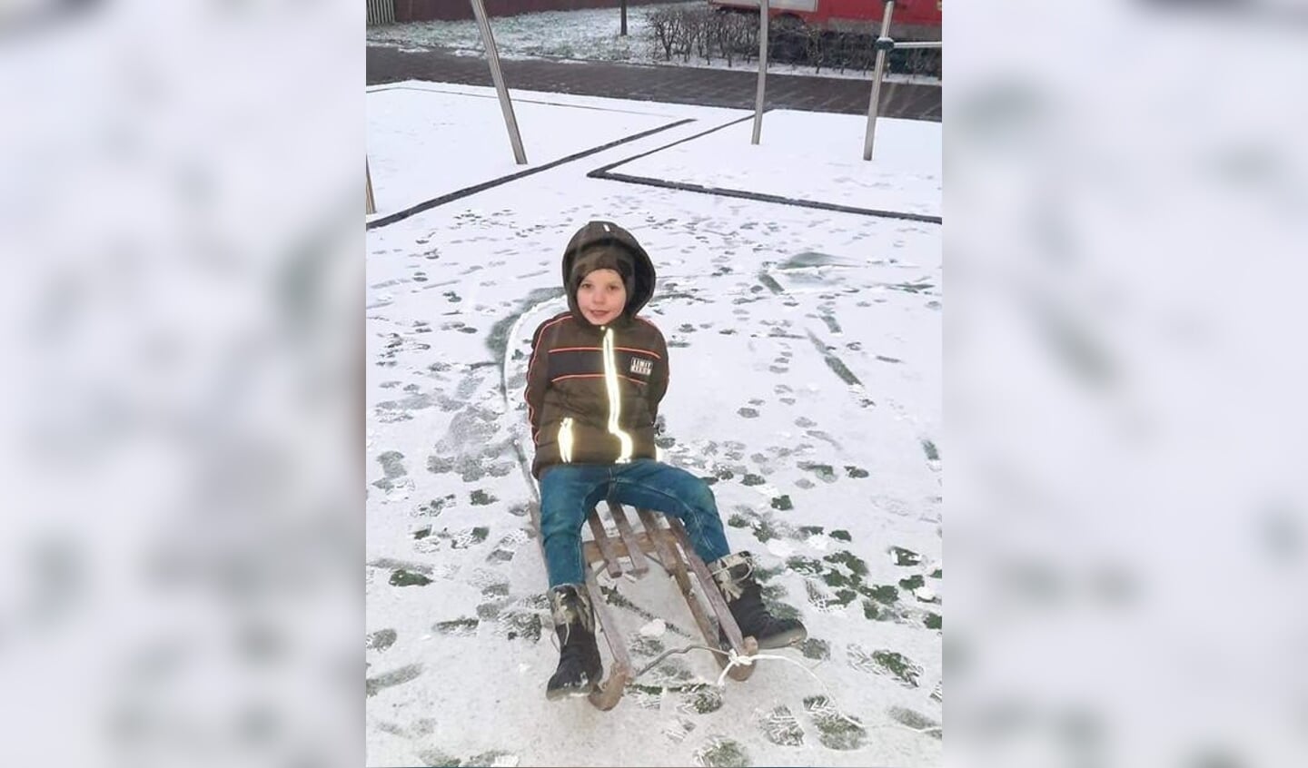 Milan van Kessel is lekker aan spelen in de sneeuw.