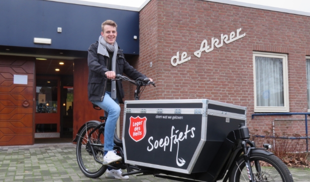 <p>Bas van Leeuwen fietst naar daklozen in Ede om soep uit te delen en een praatje te maken.</p>