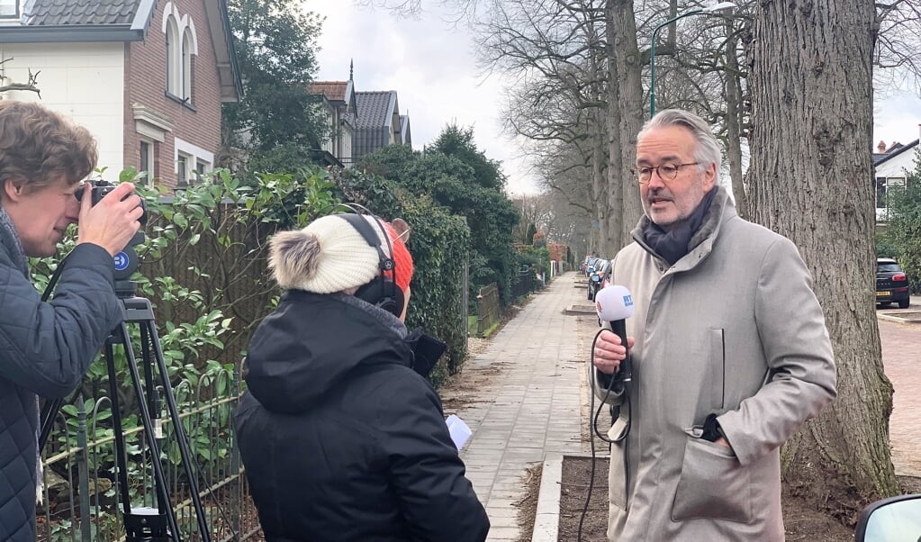 Godfried van Run wordt geïnterviewd door RTV Baarn op de Nassaulaan. 