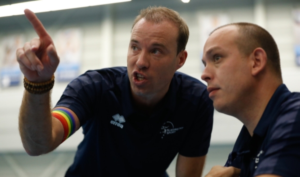 <p>Paul van der Ven (l) en Marnix Elbers in actie langs het veld.</p>