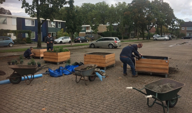 <p>De plantenbakken werden door bewoners zelf verzameld, mooi gemaakt en gevuld</p>