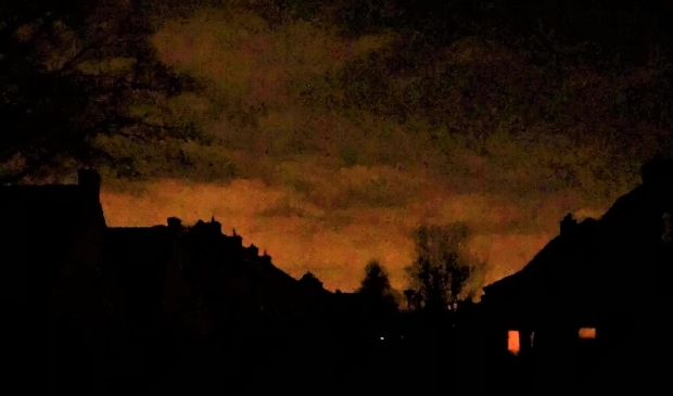<p>Overhees, zondagavond na half tien: donker.</p>