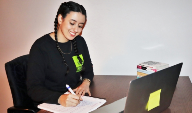<p>Khadija Zekhnini is een van de vrijwilligers die jongeren ondersteunt bij hun schoolwerk</p>