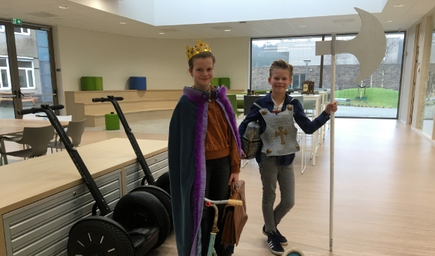 Sarah en Stijn laten hun school zien