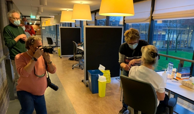 <p>De eerste vaccinatie van het Spaarne Gasthuis werd gezet onder grote belangstelling.</p>