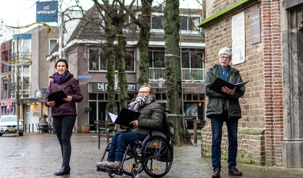 Olga van der Zanden, Manon Wagendorp en Jos Oosterbaan (van links naar rechts) van koor Onbeperkt Talent voor de Oude Kerk in Ede.