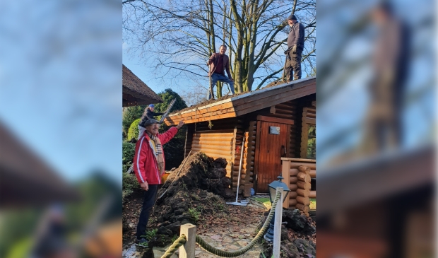 <p>Hans Lebbink (links) aan de slag in de sauna.</p>