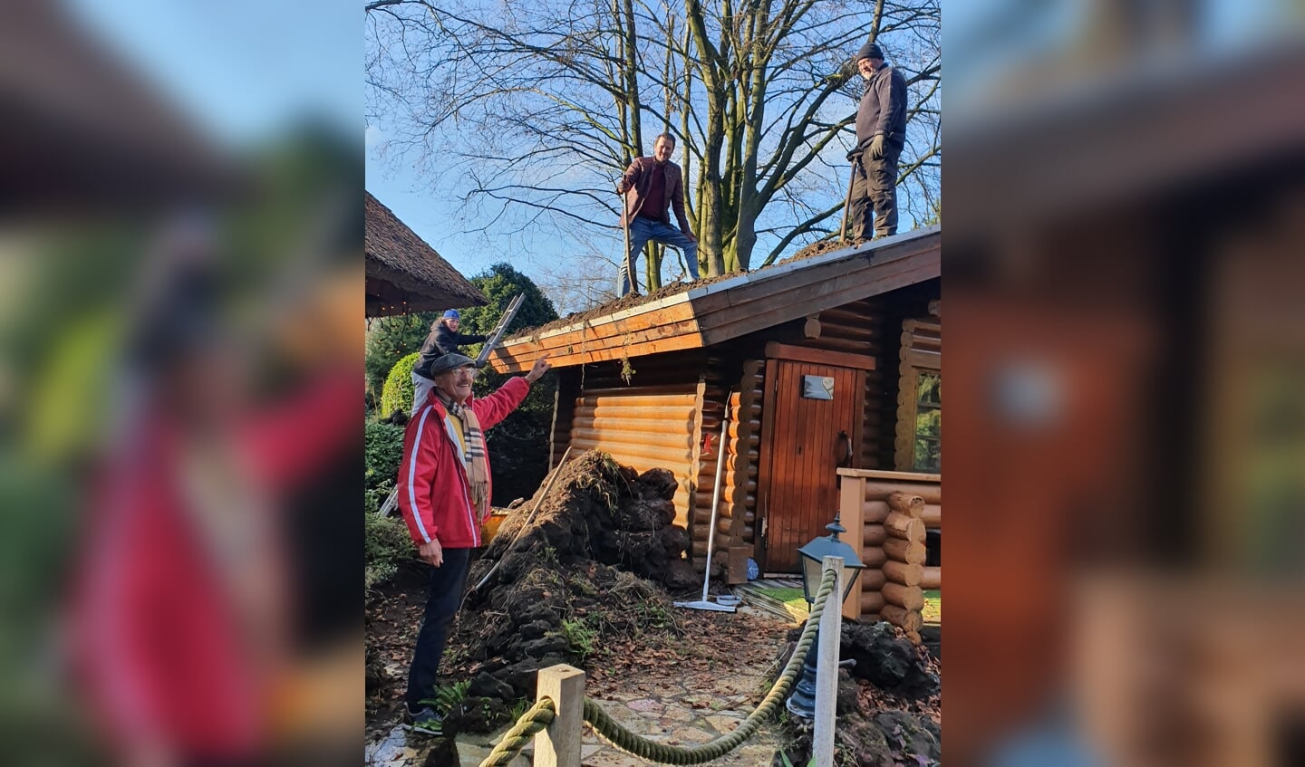 Hans Lebbink (links) aan de slag in de sauna.