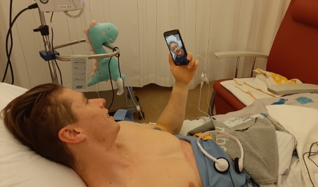 Wilbert in gesprek met zijn schoonmoeder terwijl hij in het ziekenhuis ligt na de transplantatie