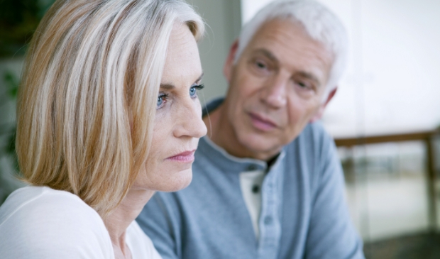 Man praat met depressieve vrouw,