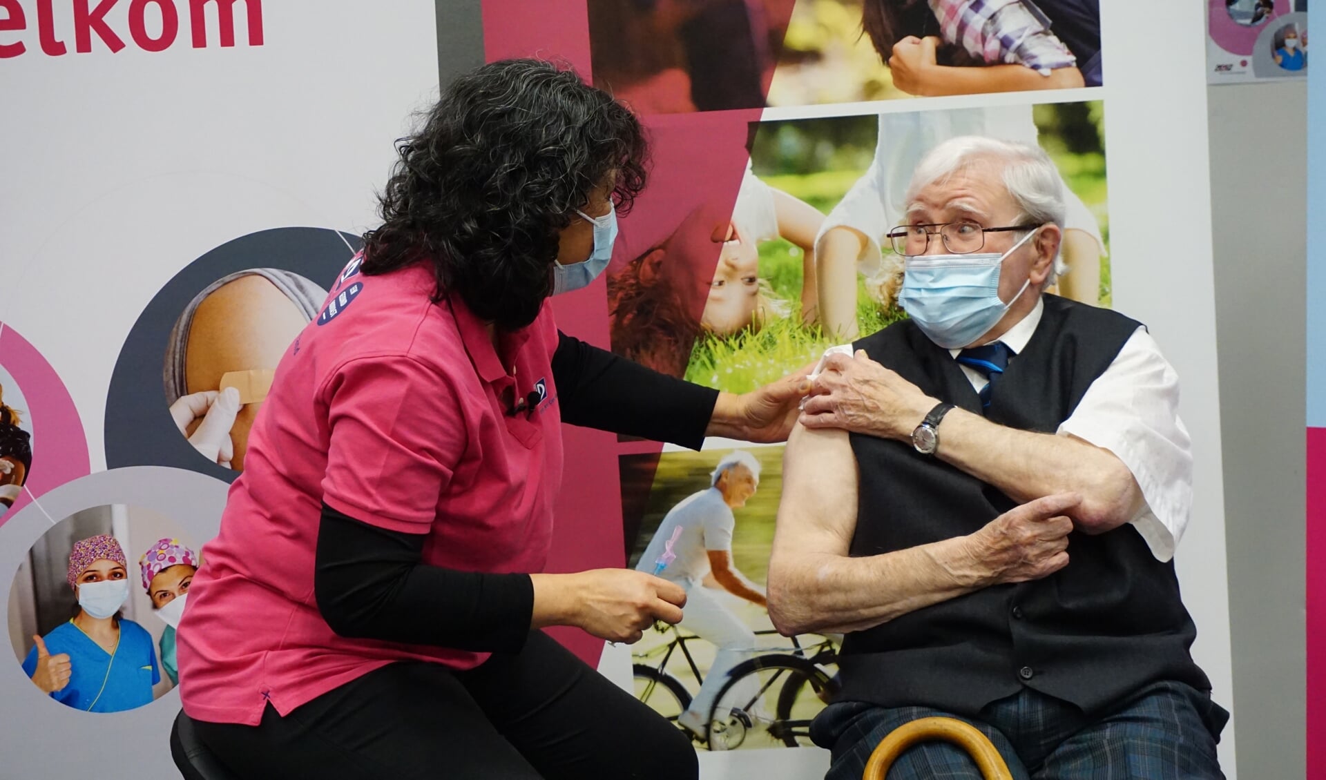 De 94-jarige meneer Molenkamp krijgt een corona-vaccinatie.