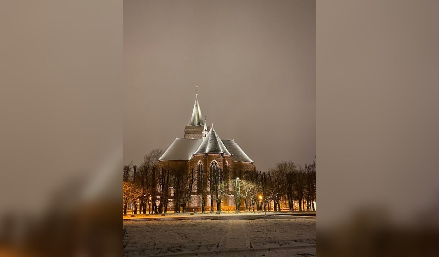 De Oude Kerk van Ede in de sneeuw.