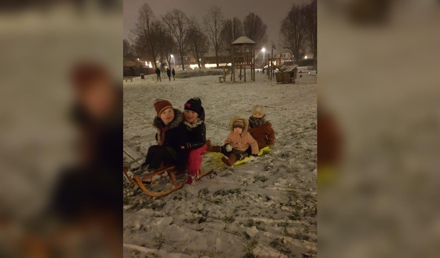 Nichtjes genieten volop van de sneeuw op aan elkaar geknoopte sleeën! 
