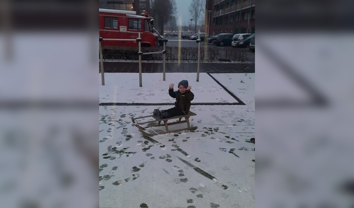 Julian van Kessel is lekker aan spelen in de sneeuw.
