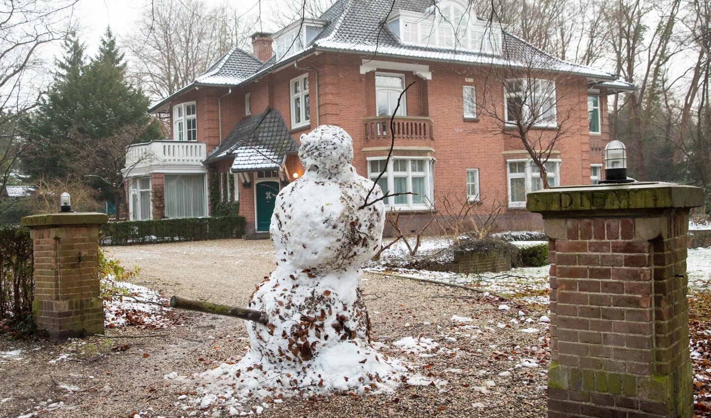 Een levensgrote sneeuwpop in Hoog Baarn. 