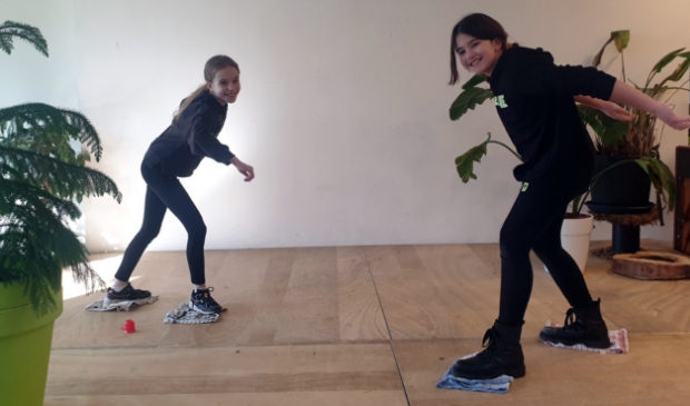 <p><em>Leerlingen van basisschool de Groene Vallei schaatsen op theedoeken.</em></p>